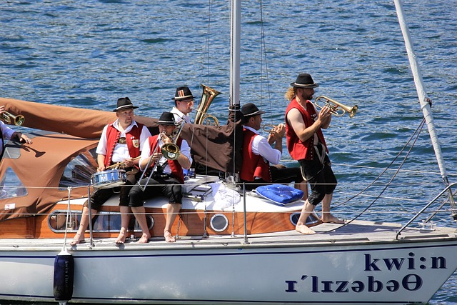 毫不留情地 毫不留情地